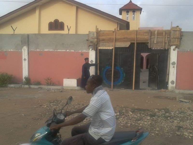 Lucrări pentru siguranţa creştinilor la parohia ortodoxă din Abidjan, Coasta de Fildeş