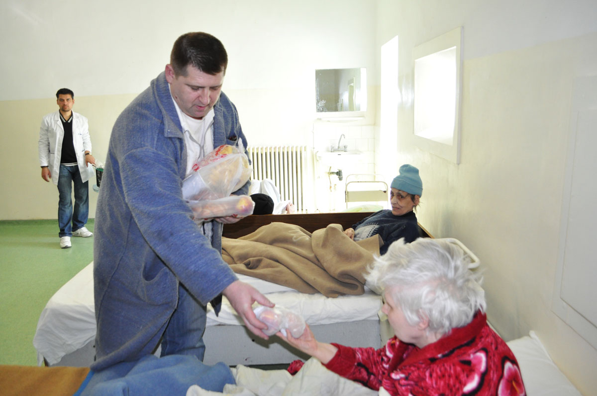 Bolnavii de la Bârnova, „prietenii“ parohiei Toma Cozma din Iaşi