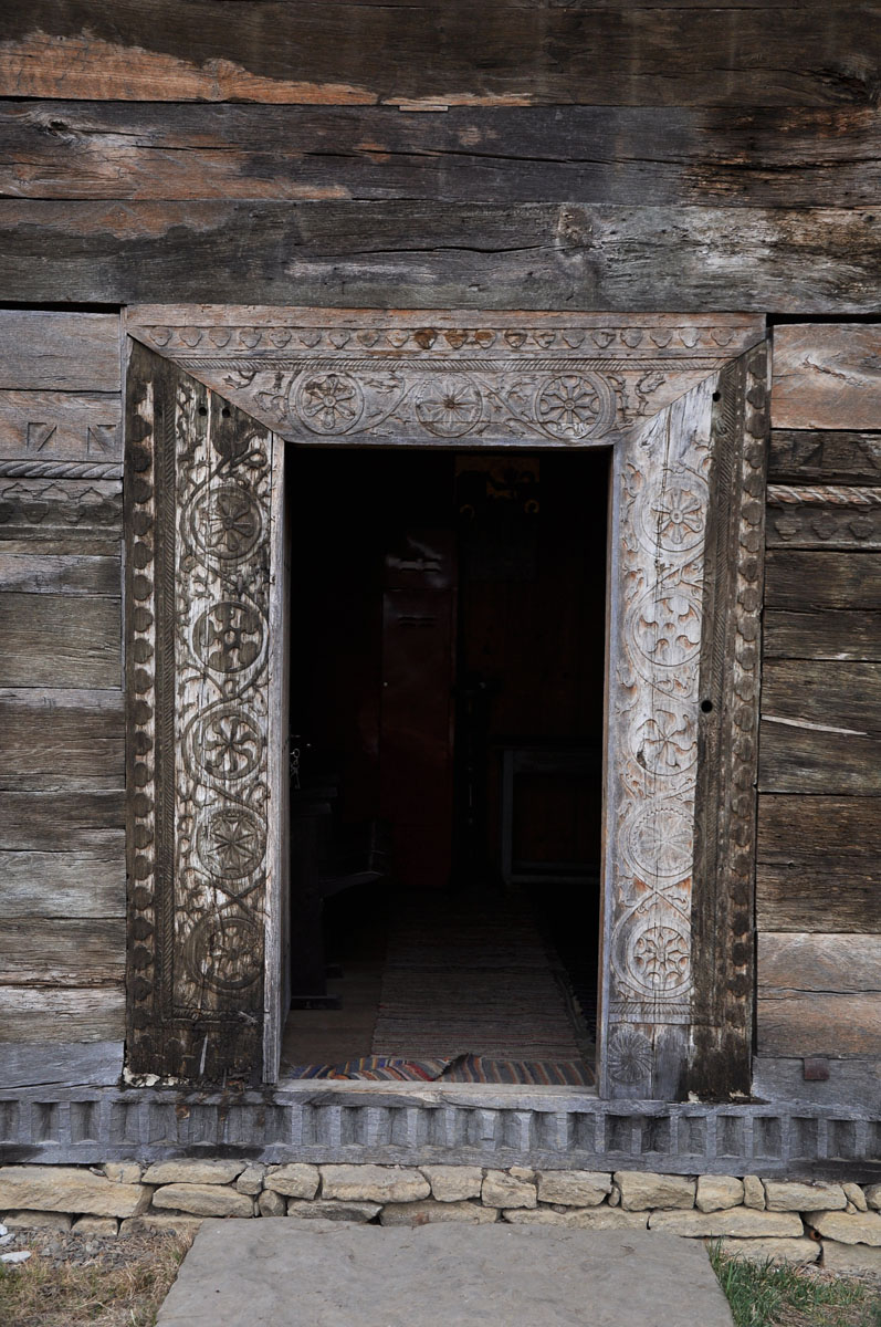 Artă şi măiestrie pe lemnul bisericii de la Stolniceni Prăjescu