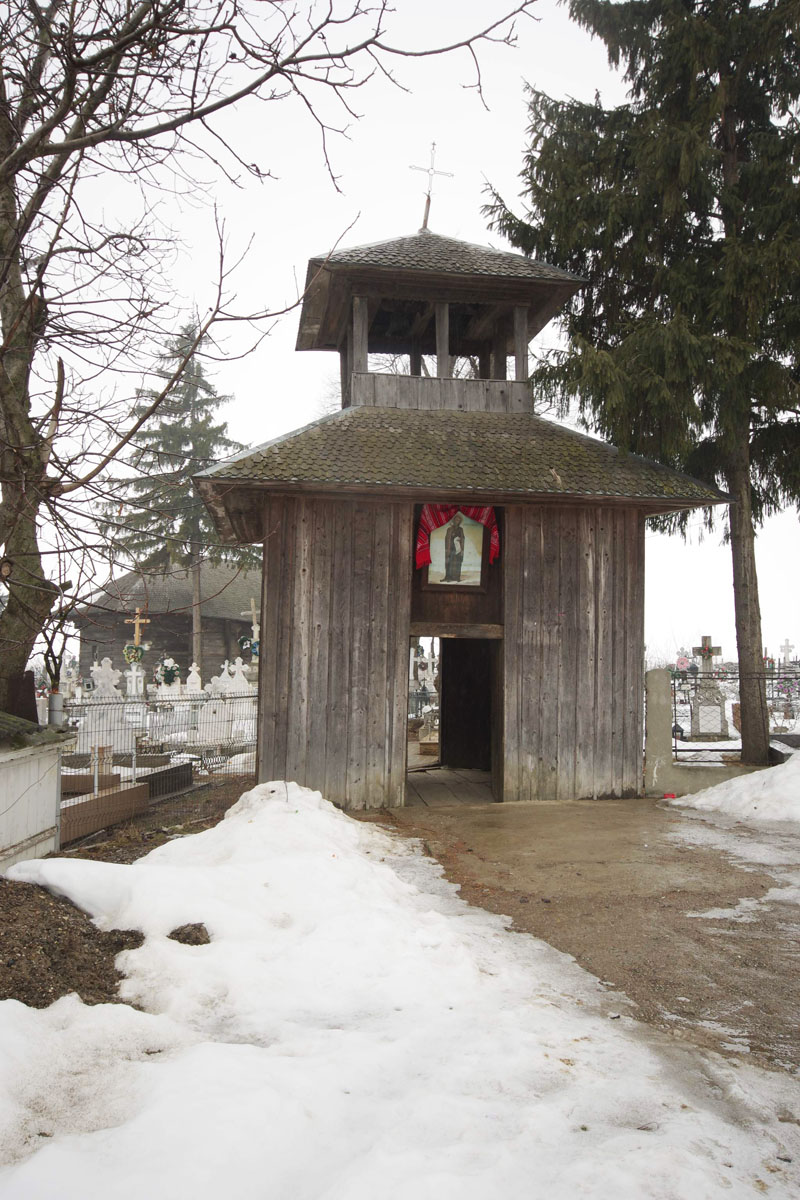 Clopotniţa păstrează scheletul vechi de lemn şi un clopot de la început de secol XVIII Bisericuţa neclintită de veacuri din Mirosloveşti