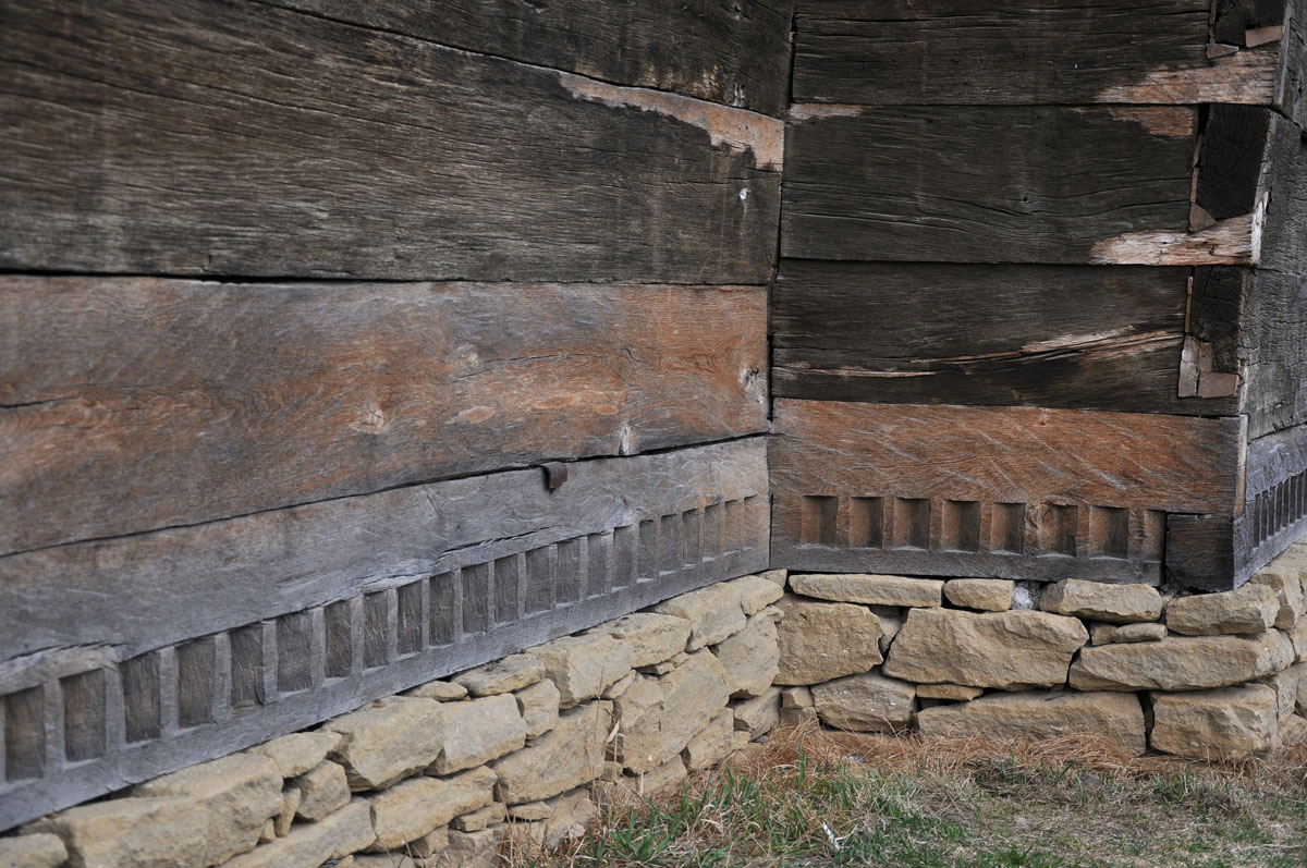 Artă şi măiestrie pe lemnul bisericii de la Stolniceni Prăjescu