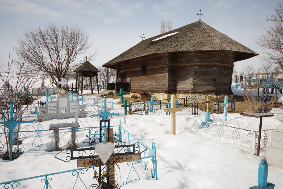 La bisericuţa din Păuşeşti, istoria aşezării s-a scris pe lemn