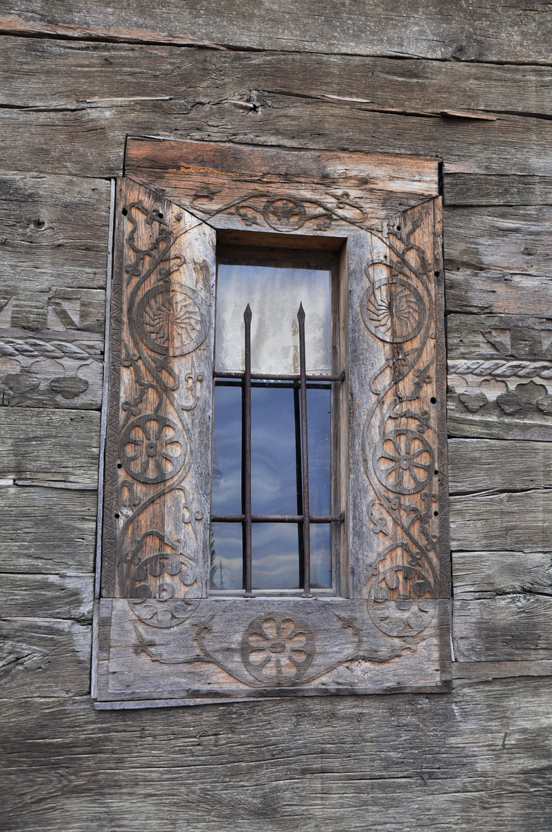 Artă şi măiestrie pe lemnul bisericii de la Stolniceni Prăjescu