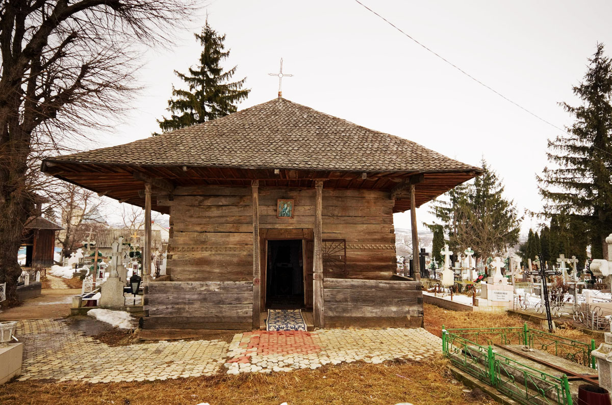 Bisericuţa neclintită de veacuri din Mirosloveşti