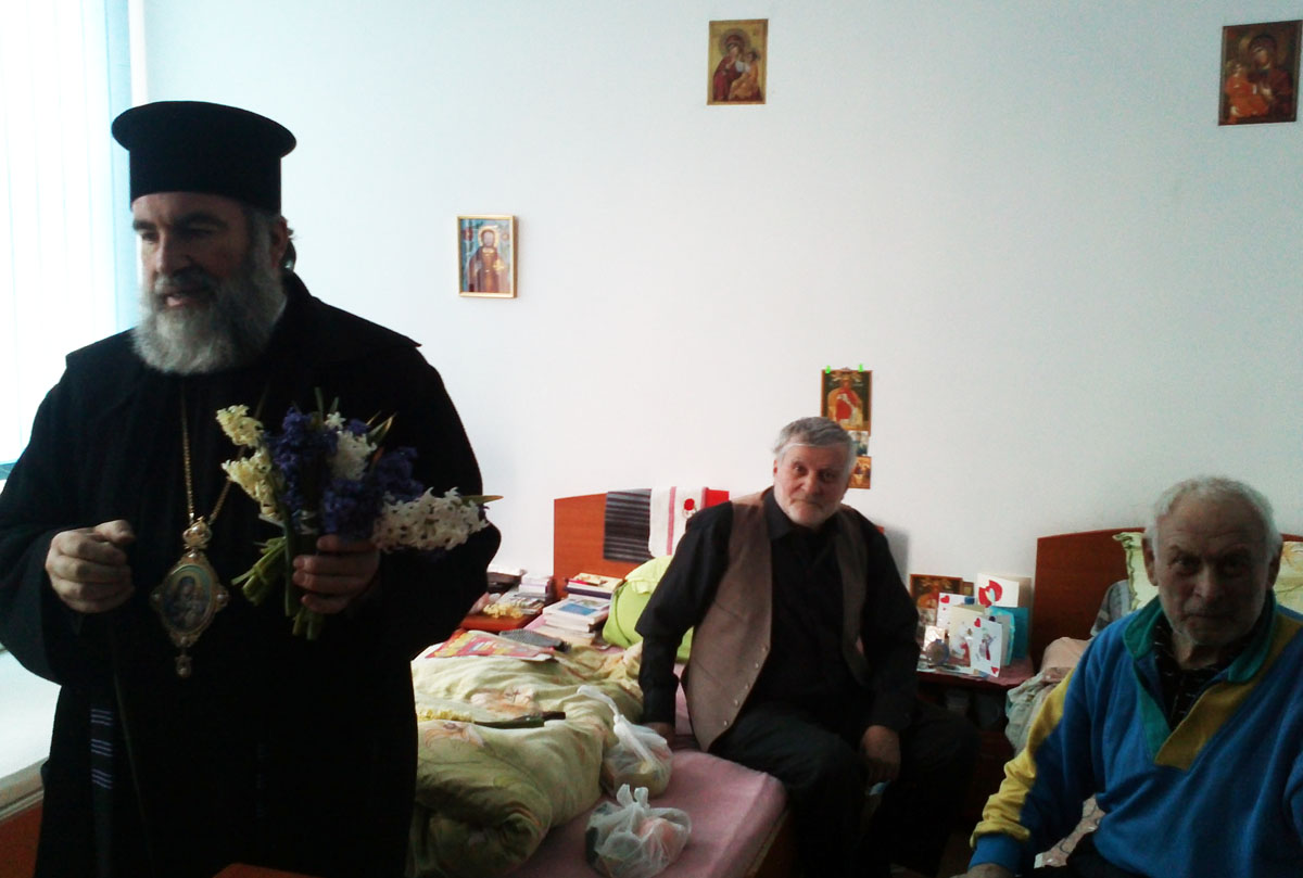 PS Ioachim Băcăuanul, alături de bătrânii Centrului rezidenţial Hârja