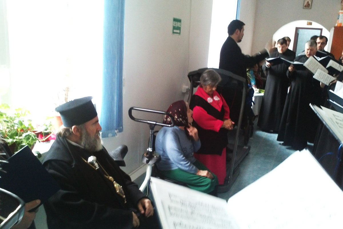 PS Ioachim Băcăuanul, alături de bătrânii Centrului rezidenţial Hârja