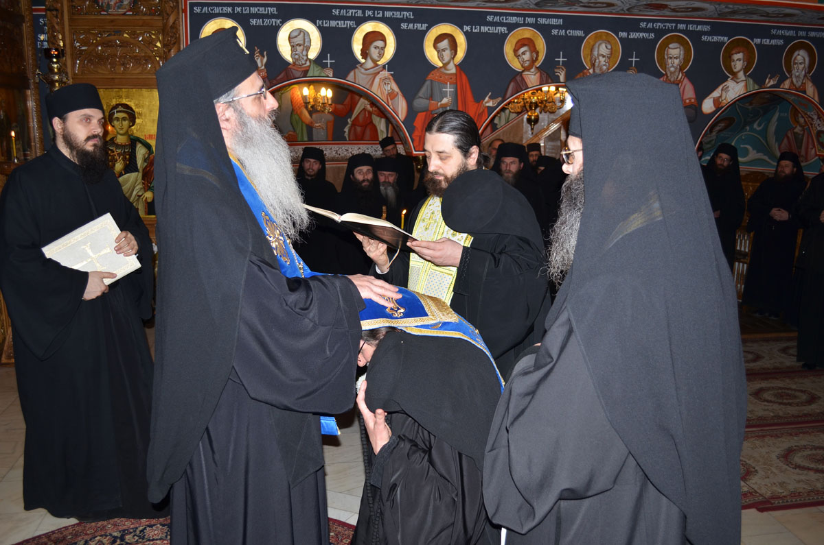 Noi stareţi la Mănăstirile Pângăraţi şi Horaiţa