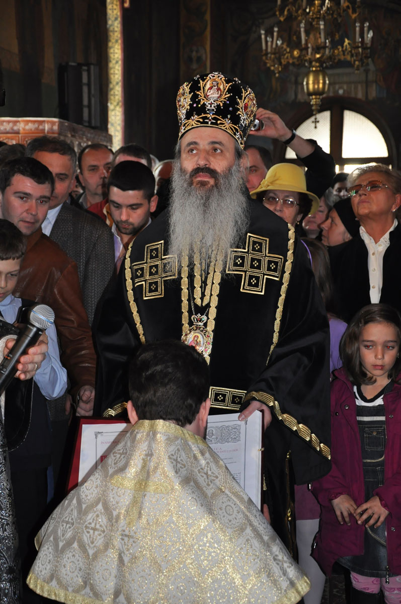 ÎPS Teofan: "Să nu fim doar credincioşi de duminică” ÎPS Teofan: "Să nu fim doar credincioşi de duminică”