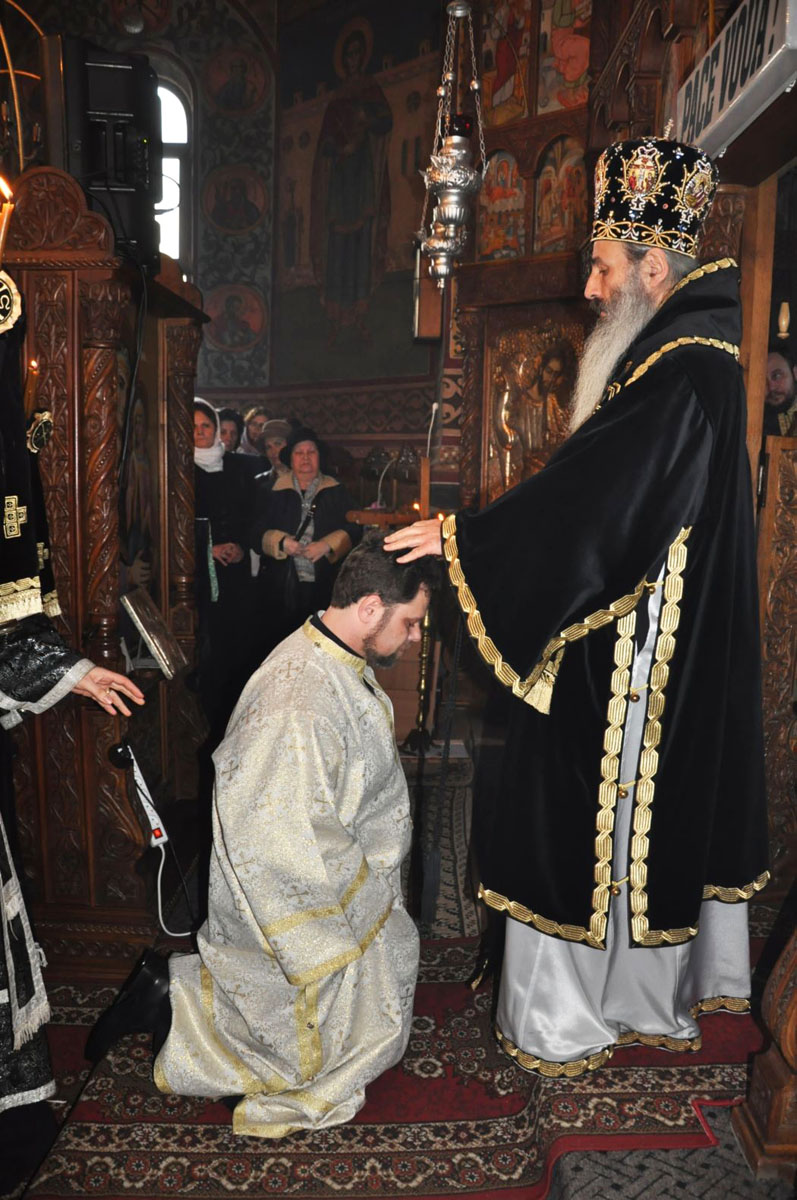 ÎPS Teofan: "Să nu fim doar credincioşi de duminică” ÎPS Teofan: "Să nu fim doar credincioşi de duminică”