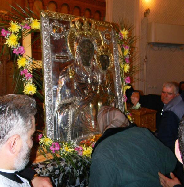 Pelerinaj cu icoana Maicii Domnului de la Trifeşti