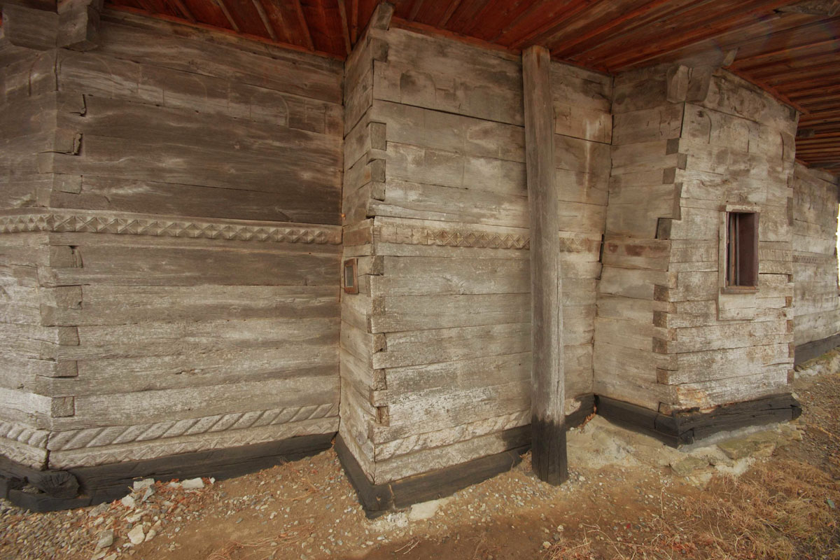 Bârnele de stejar sunt prinse la colţuri „în cleşte“, sunt decorate cu brâie sculptate, iar în partea de sus, alternativ, cu ocniţe şi cruci Bisericuţa neclintită de veacuri din Mirosloveşti