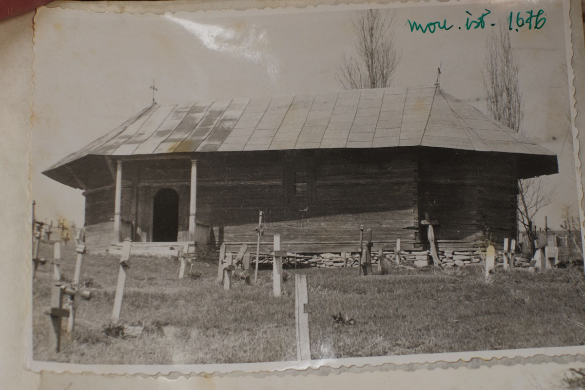 La bisericuţa din Păuşeşti, istoria aşezării s-a scris pe lemn