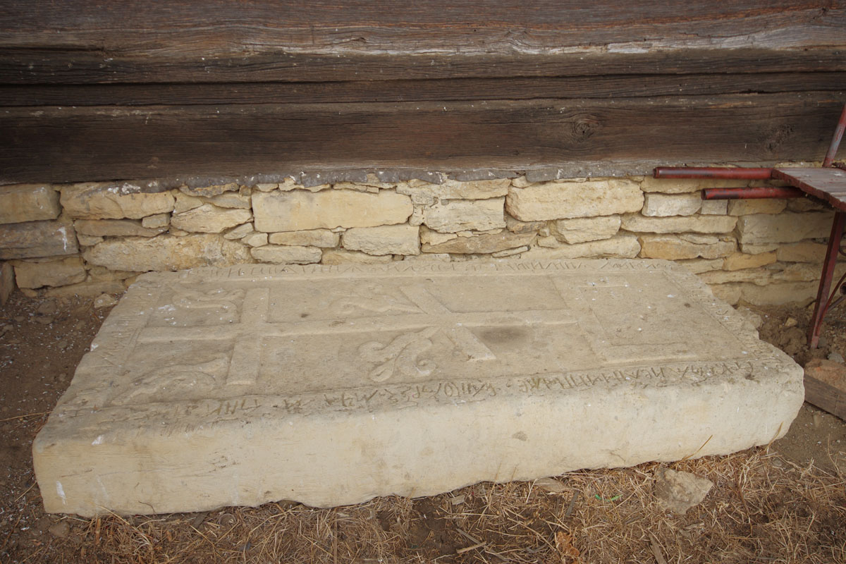 La bisericuţa din Păuşeşti, istoria aşezării s-a scris pe lemn