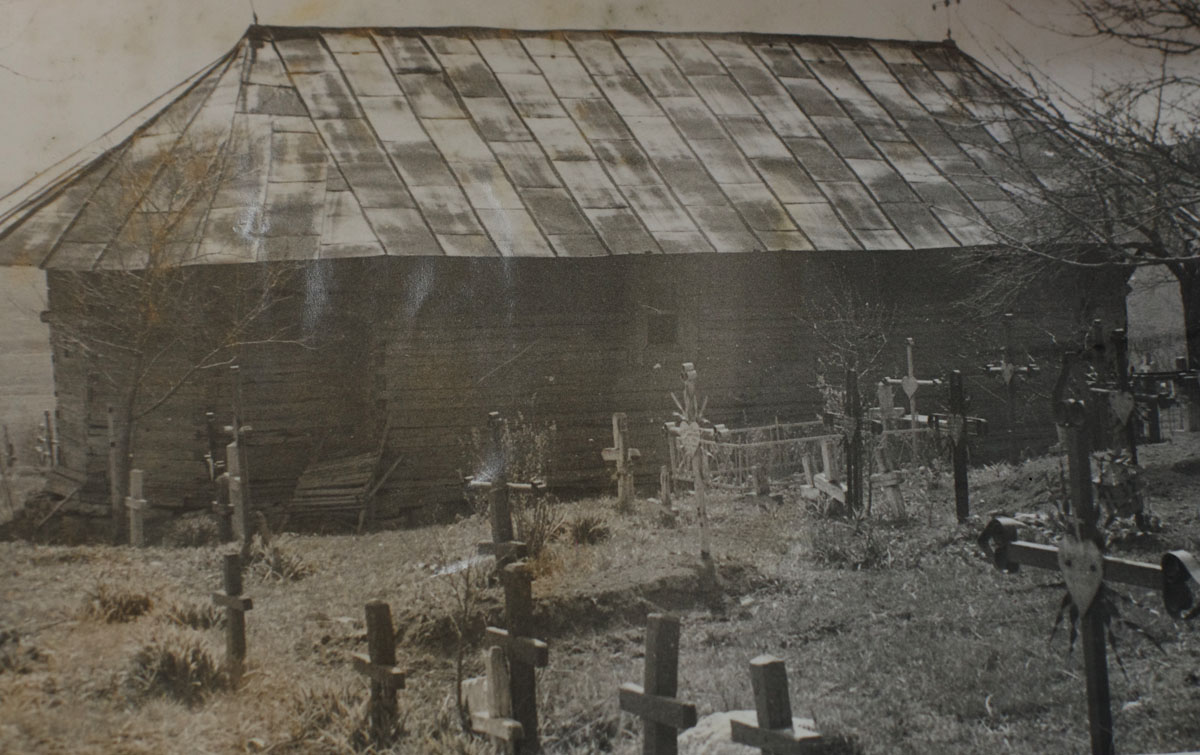 La bisericuţa din Păuşeşti, istoria aşezării s-a scris pe lemn