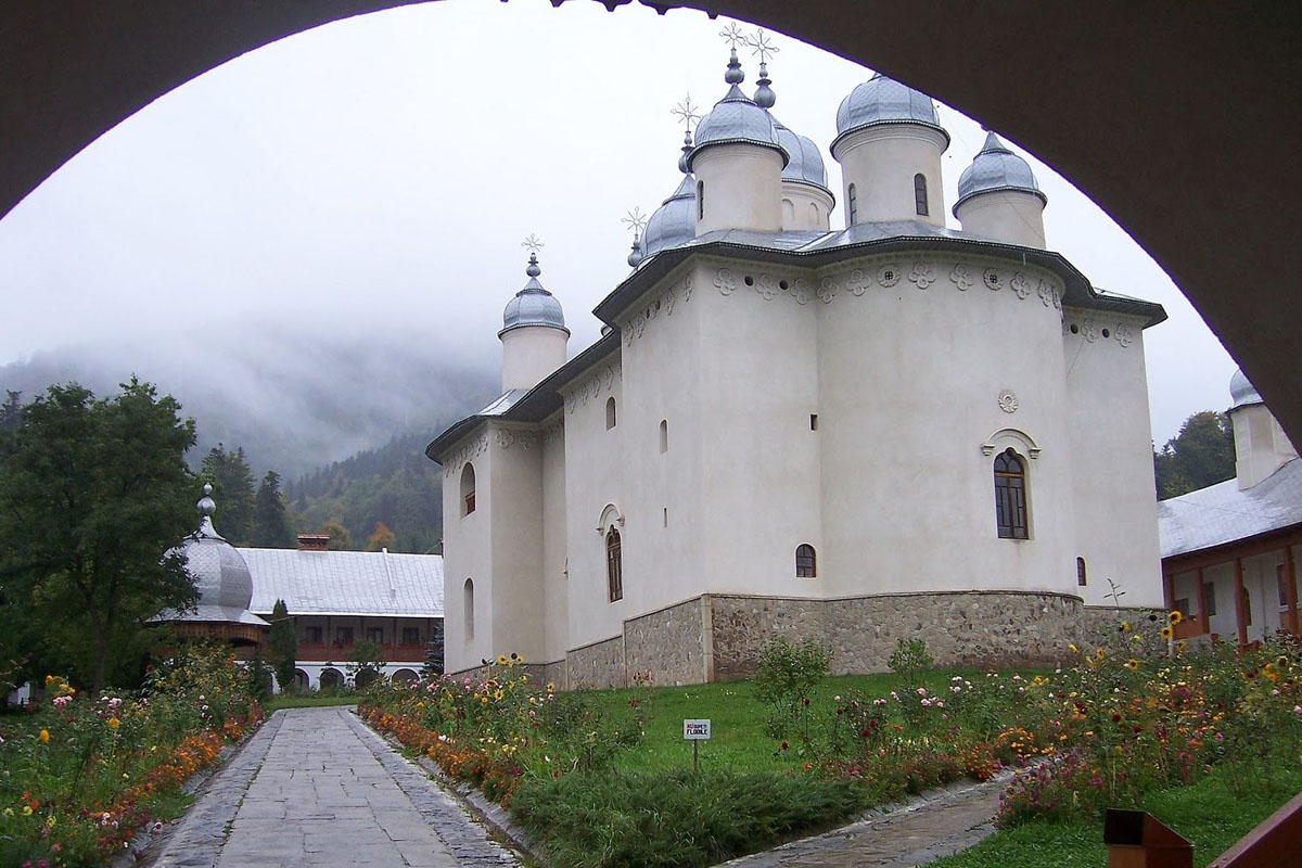 Noi stareţi la Mănăstirile Pângăraţi şi Horaiţa