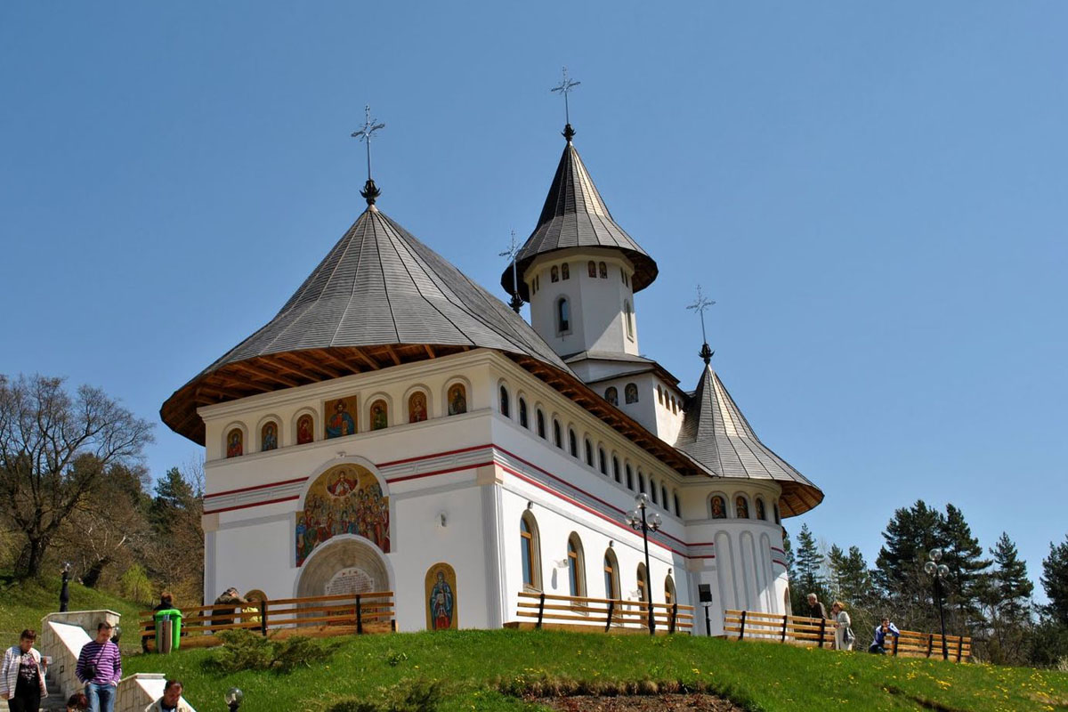 Noi stareţi la Mănăstirile Pângăraţi şi Horaiţa