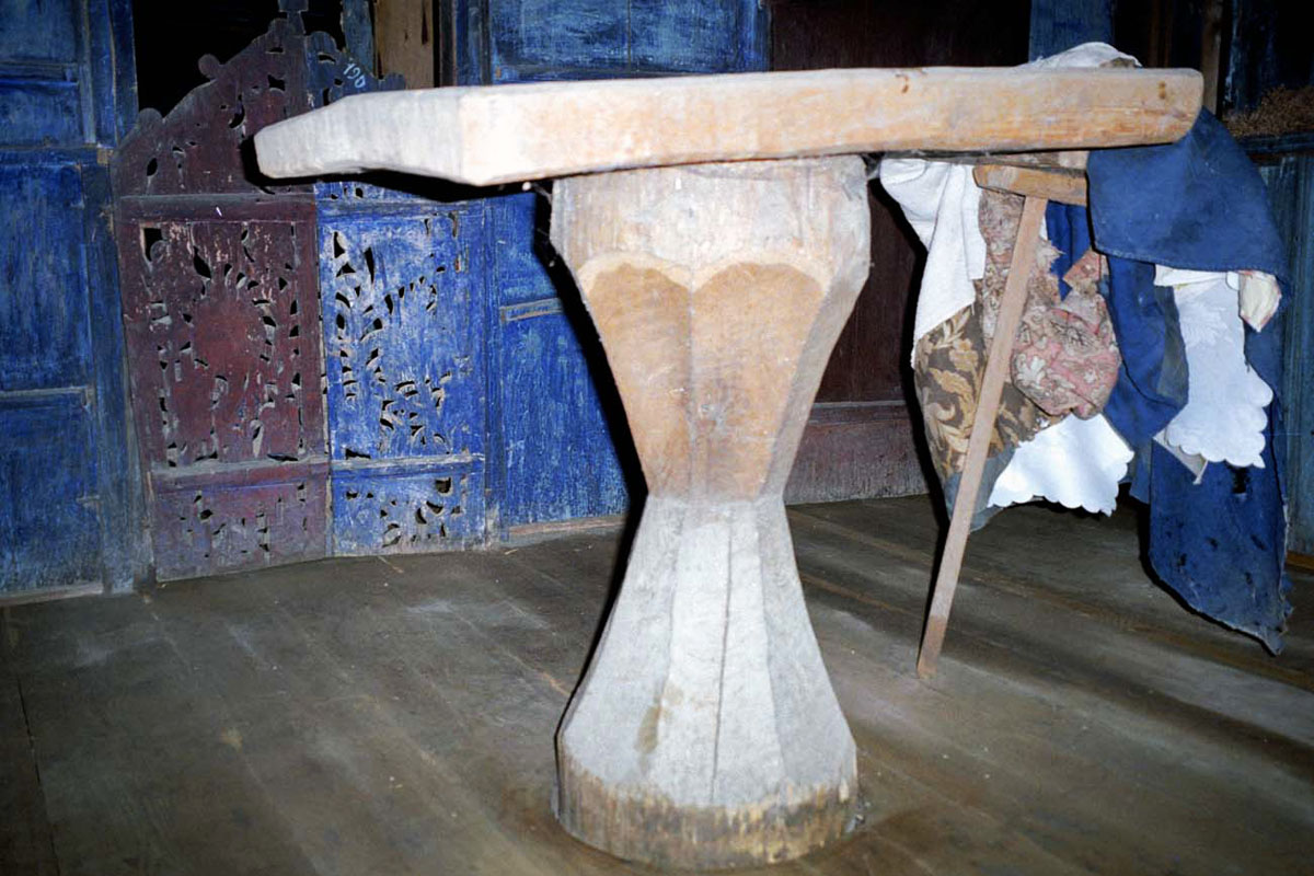 Piciorul sfintei mese din altar e format dintr-un trunchi de stejar, cu rădăcinile încă înfipte în pământ Bisericuţa neclintită de veacuri din Mirosloveşti