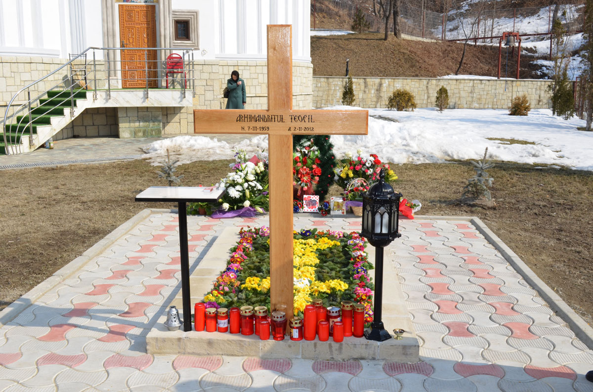 Noi stareţi la Mănăstirile Pângăraţi şi Horaiţa