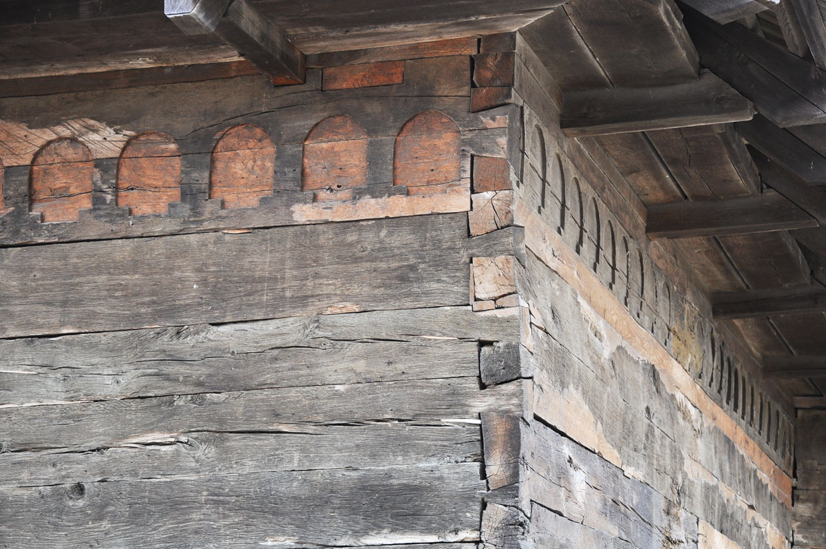 Artă şi măiestrie pe lemnul bisericii de la Stolniceni Prăjescu