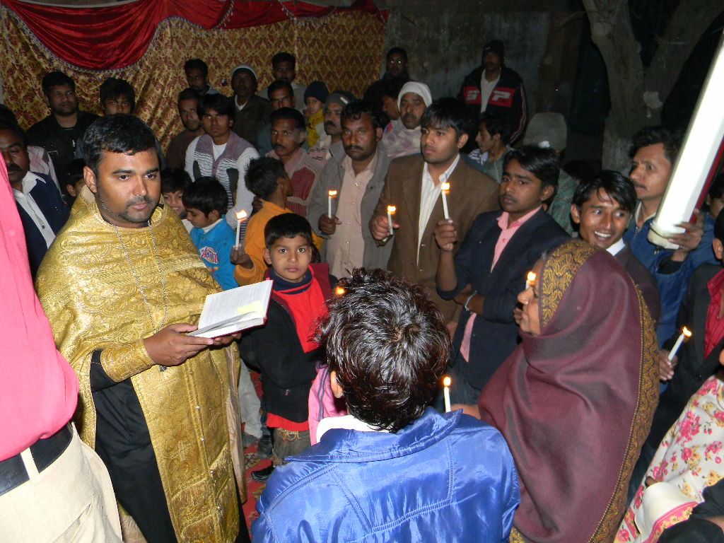 174 de pakistanezi botezaţi în Ortodoxie 174 de pakistanezi botezaţi în Ortodoxie