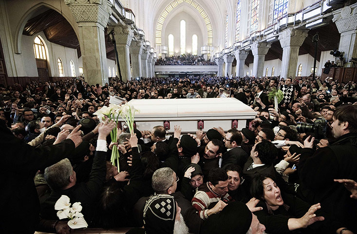 Zeci de mii de oameni la funeraliile Papei Shenouda