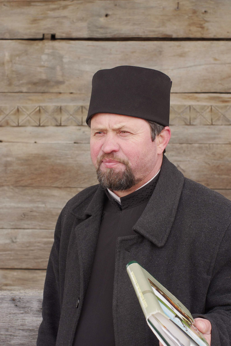 Pr. Liviu Siminciuc, parohul de la Mirosloveşti Bisericuţa neclintită de veacuri din Mirosloveşti