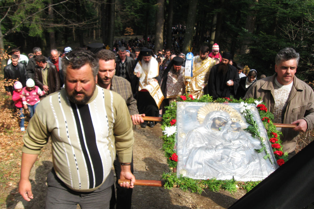 În fiecare an, în vinerea din Săptămâna Luminată, numeroşi credincioşi iau parte la procesiunea cu icoana făcătoare de minuni a Maicii Domnului „Maica Domnului de la Horaiţa”, izbăvitoarea de secetă