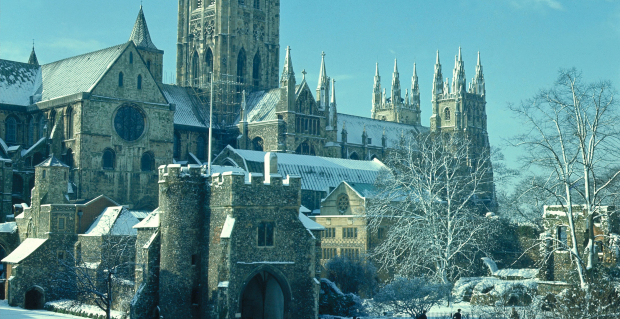 Anglia: Concediate pentru că purtau Crucea la gât