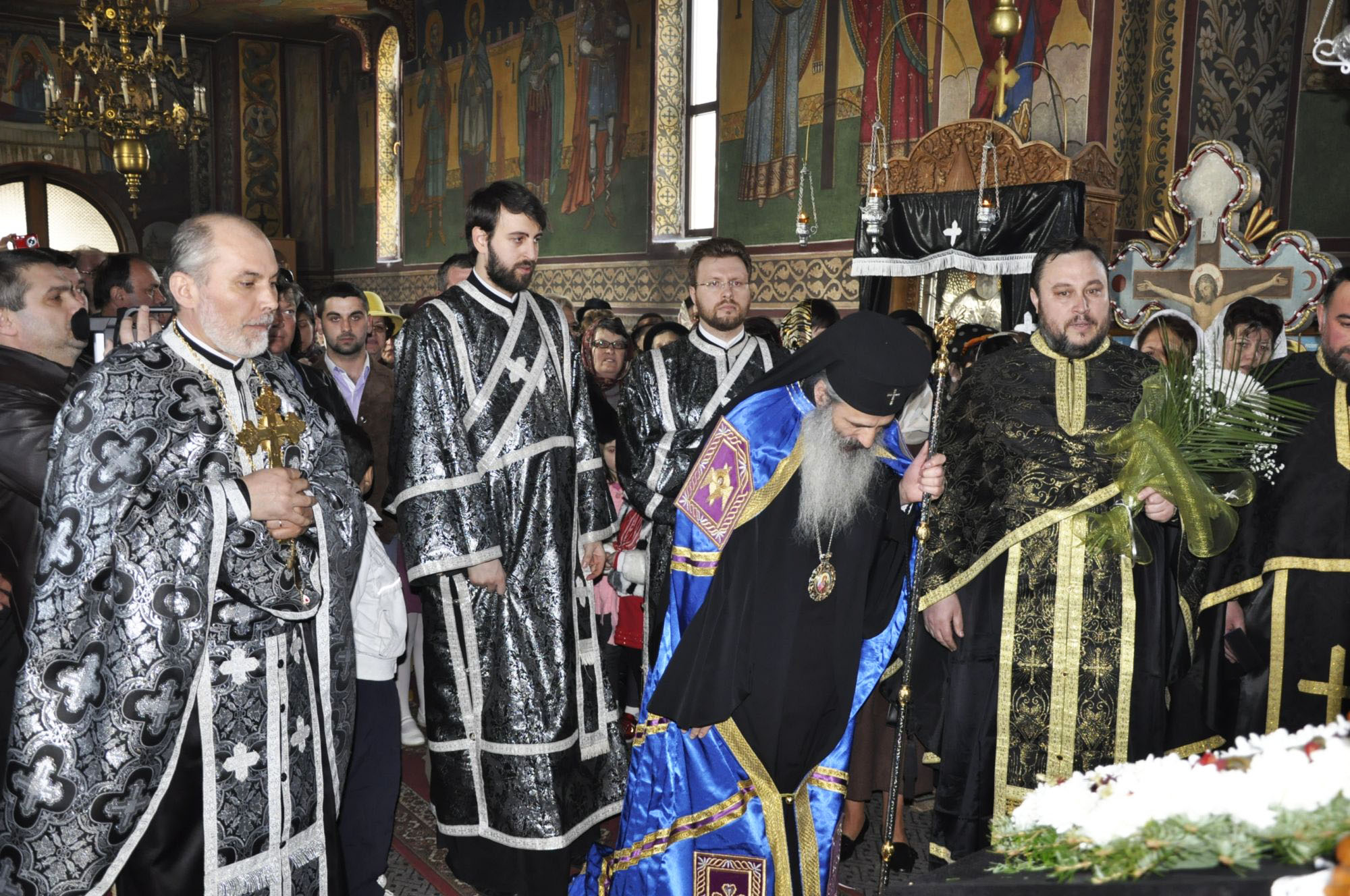 ÎPS Teofan: "Să nu fim doar credincioşi de duminică” ÎPS Teofan: "Să nu fim doar credincioşi de duminică”