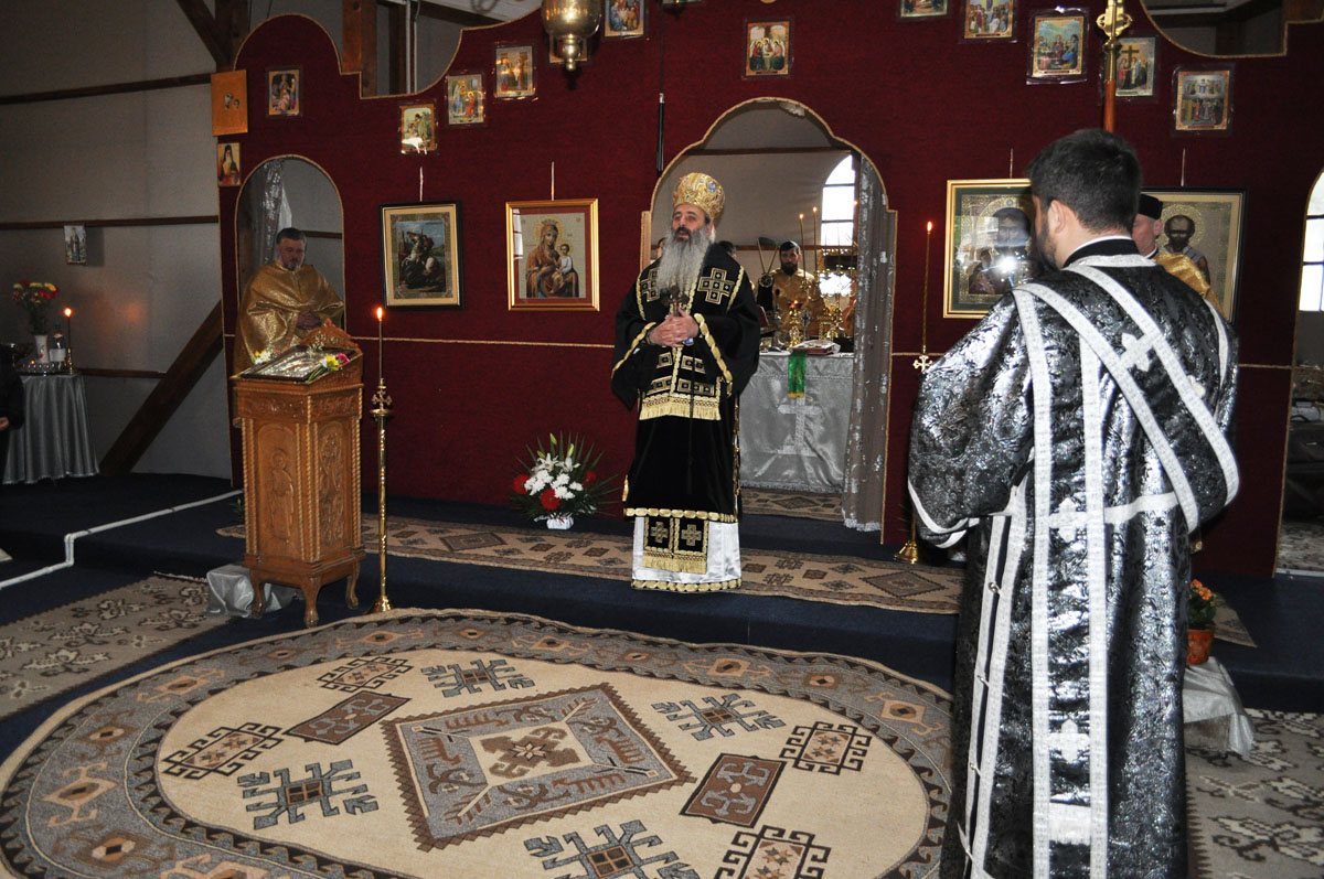 Slujbă arhierească în parohia „Izvorul Tămăduirii“ din Botoşani
