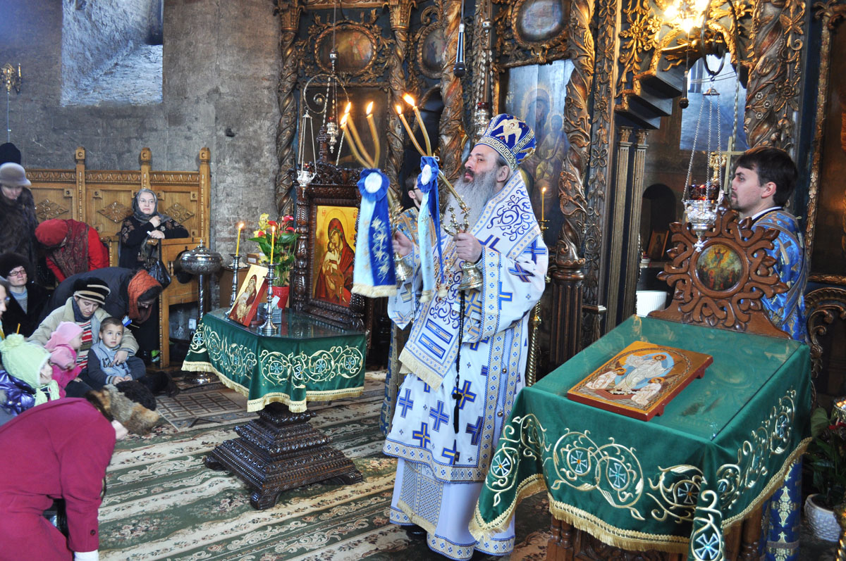 Slujbă arhierească în parohia Ciritei