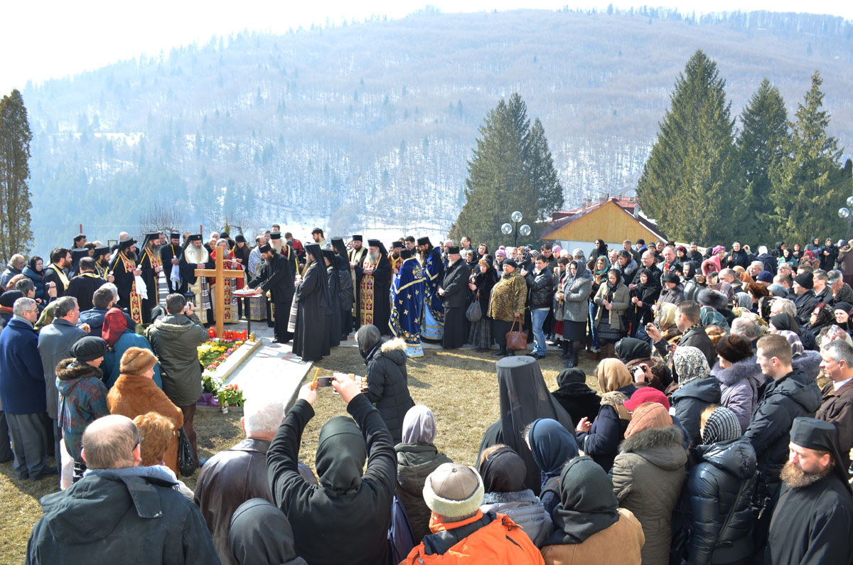 Noi stareţi la Mănăstirile Pângăraţi şi Horaiţa