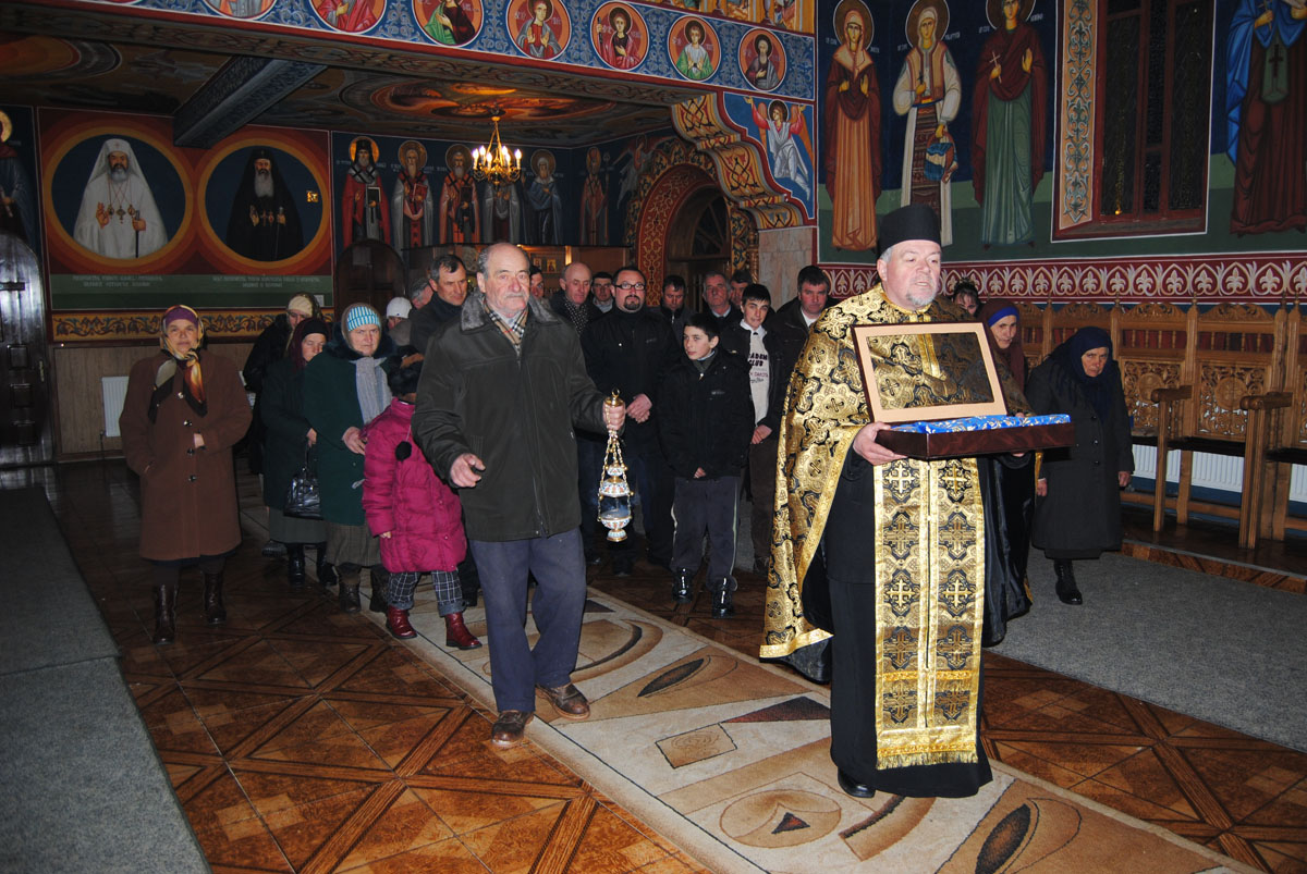 Veşmântul Sfintei Cuvioase Parascheva, în parohia Dumbrăviţa – Ruginoasa