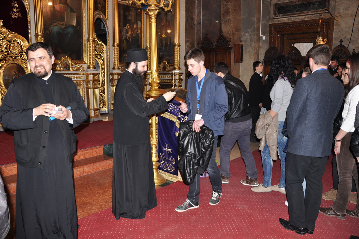 Pr. insp. Cristian Barnea şi protos. Hrisostom Rădăşanui-au întâmpinat pe elevi şi le-au transmis binecuvântarea Mitropolitului Moldovei şi Bucovinei Olimpicii naţionali la istorie, la Catedrala mitropolitană