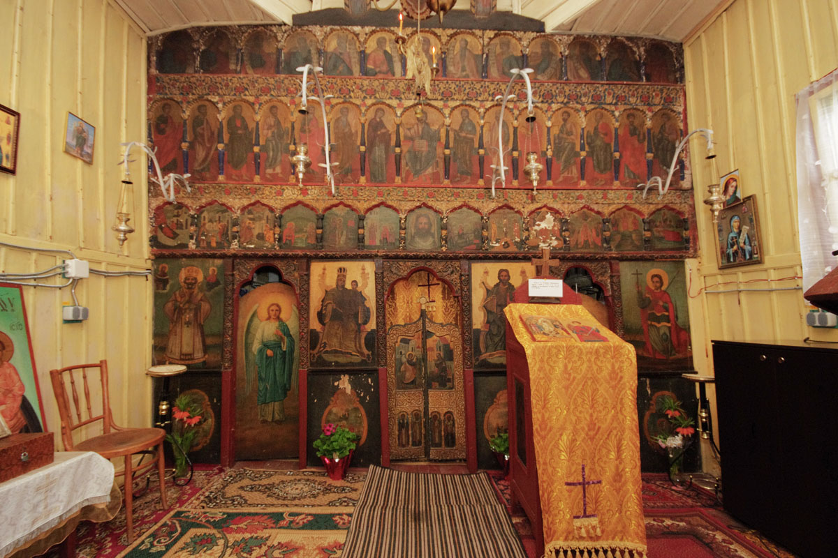 Catapeteasma, din lemn masiv de stejar, păstrează pictura şi decoraţiunile originale, de la 1650 Piatră şi lemn, împletite în destinul ctitoriei domneşti de la Şcheia