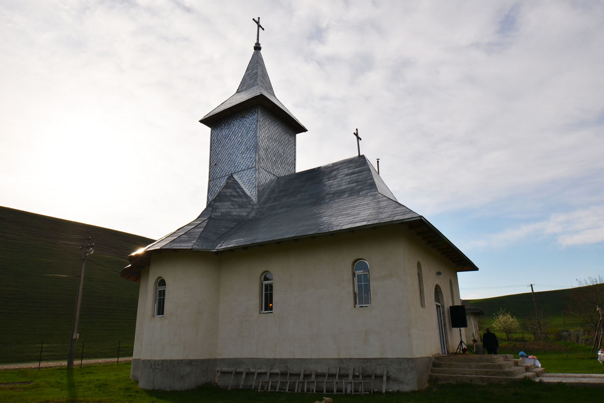 Liturghie arhierească la cea mai mică parohie din protopopiatul Pașcani Liturghie arhierească la cea mai mică parohie din protopopiatul Pașcani