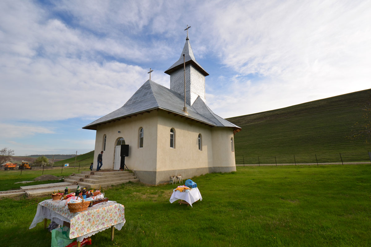 Liturghie arhierească la cea mai mică parohie din protopopiatul Pașcani