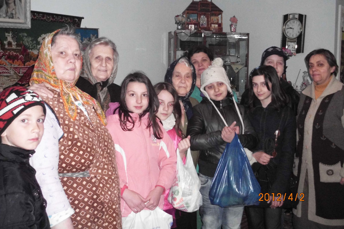 Daruri pentru bătrâni de le elevii ieşeni