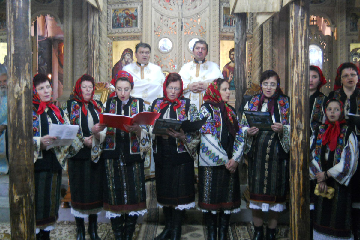 Grupul Vocal „Flori pe Dorna“ a susţinut un concert de cântări religioase Tradiţii de Paşti în parohia „Naşterea Maicii Domnului“ din Suceava