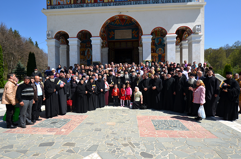 Ierarhii, preoţii şi credincioşii participanţi la pomenirea şi simpozionul dedicat părintelui Cleopa. Părintele Cleopa este „aristocratul ţărănimii româneşti”