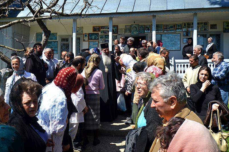 În faţa chiliei părintelui Cleopa. Părintele Cleopa este „aristocratul ţărănimii româneşti”