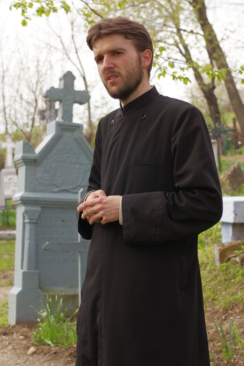 Pr. Bogdan Florea, 26 ani, parohul de la Şcheia: „Este destul de duhovnicesc şi încurajator să slujeşti într-o biserică monument-istoric“ Piatră şi lemn, împletite în destinul ctitoriei domneşti de la Şcheia