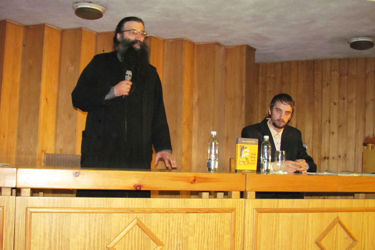 Conferinţa părintelui Nicolae Tănase s-a desfăşurat în sala mare a Centrului eparhial Suceava „Este o artă să exişti într-o căsnicie“