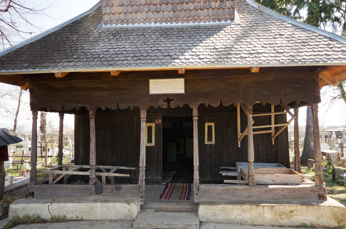 La Muncelul de Sus, biserica de lemn şi-a urmat satul