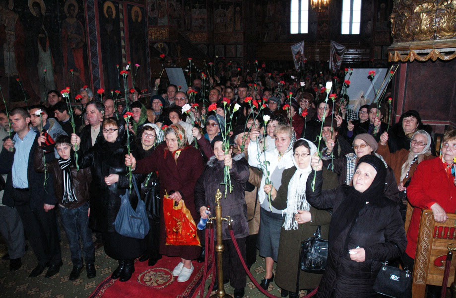 Credincioşii au participat la slujba deniei în Catedrala arhiepiscopală din Roman Binecuvântări arhiereşti la Botoşani şi Roman