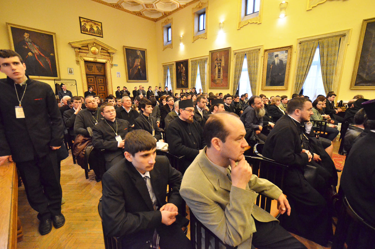 La competiţie participă 110 elevi (clasele IX-XII) de la 36 de seminarii şi şcoli teologice din 26 de judeţe. Concurenţii susţin probe la disciplinele: Dogmatică şi Istoria Bisericii Ortodoxe Române, Studiul biblic al Noului Testament şi Studiul biblic al Vechiului Testament A debutat cea de-a XVI-a ediție a Olimpiadei Naționale de Religie