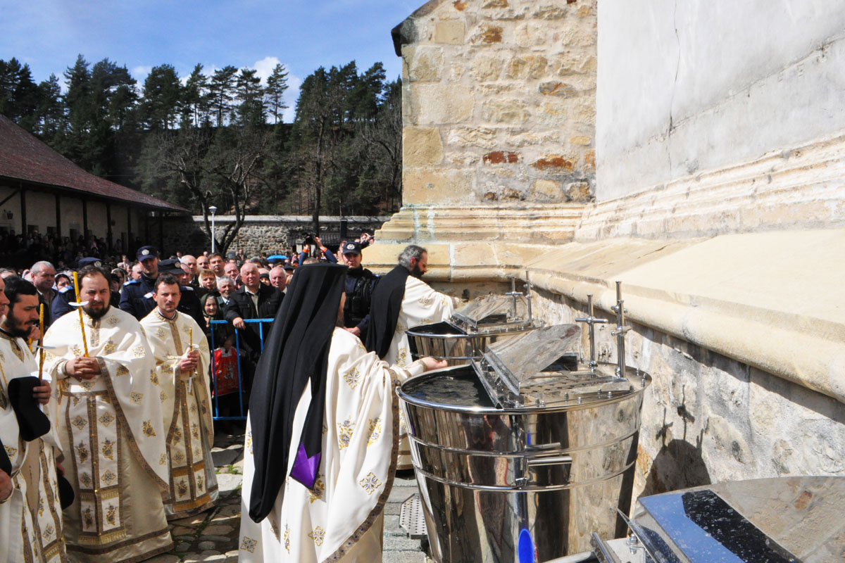 „Maica Domnului este apa cea vie într-o lume însetată şi cuprinsă de moarte“