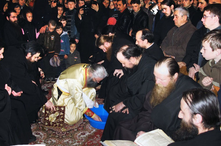 Rânduiala spălării picioarelor la Mănăstirea Putna Rânduiala spălării picioarelor la Mănăstirea Putna