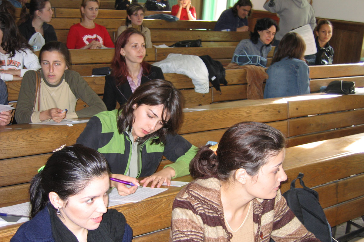 Universităţile îşi vor stabili singure taxele de şcolarizare