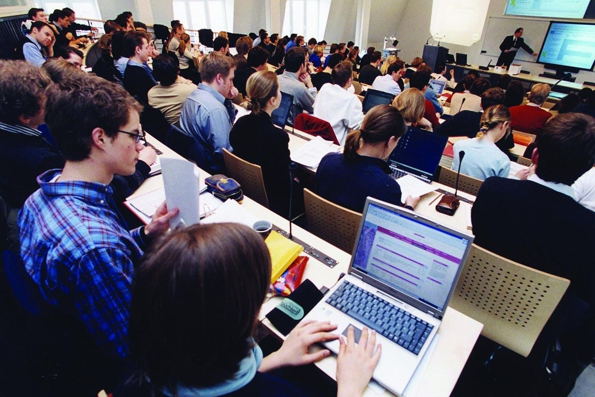 Burse de 700 de lei pentru cei care urmează masteratul didactic